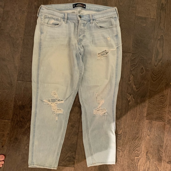 Distressed Boyfriend - Picture 2 of 3